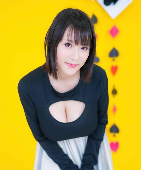 Kaho Shibuya exclusive star photo