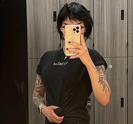 Redroomromance model hd photo