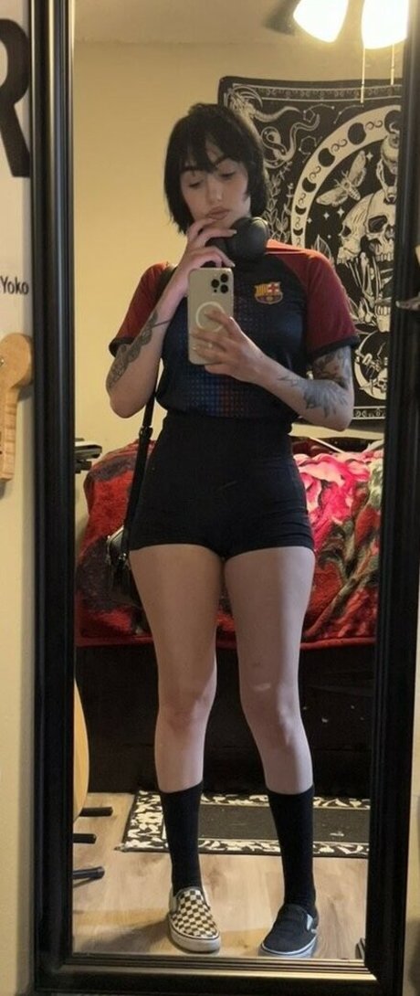 Redroomromance model nude picture