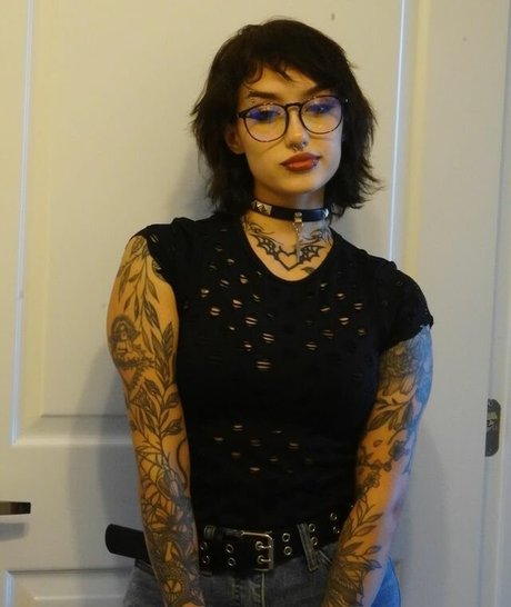 Redroomromance star nude photo