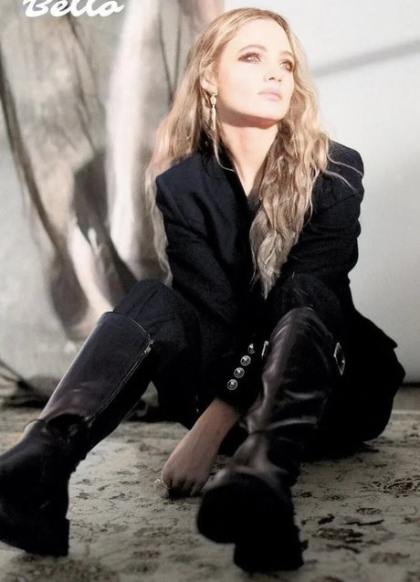 Freya Allan porn model photo