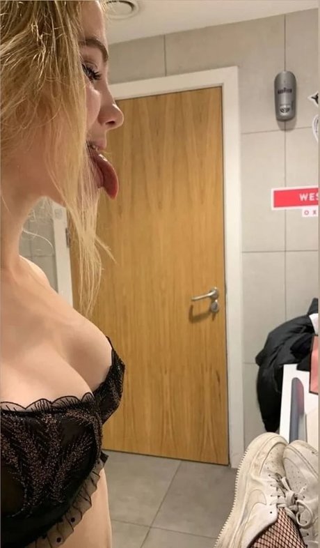 Freya Allan model sexy photos