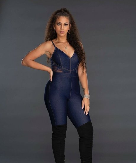 Samantha Irvin star art pictures