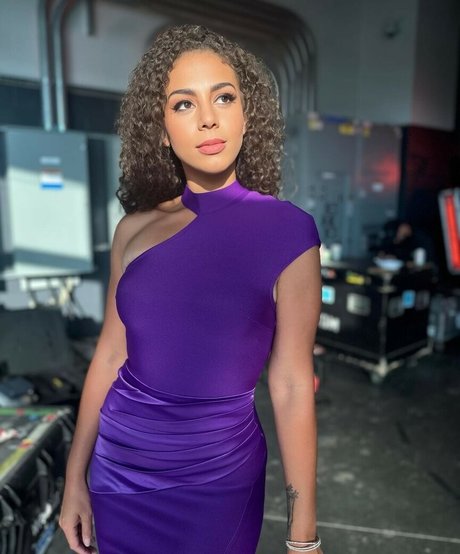 Samantha Irvin art model gallery