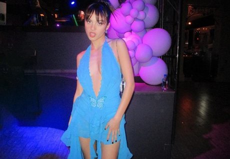 lesbian kissing onlyfans hot sex picture