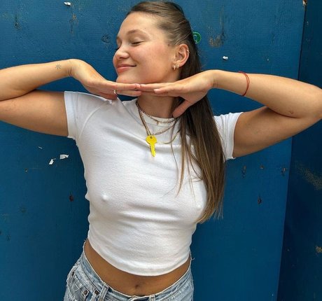 Olivia Holt Profile pic