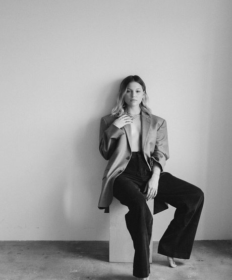 Olivia Holt erotic model pictures