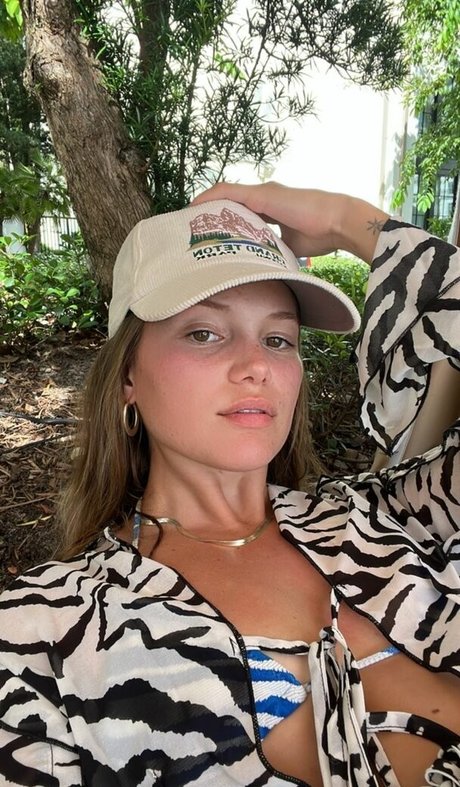 Olivia Holt Quick model image