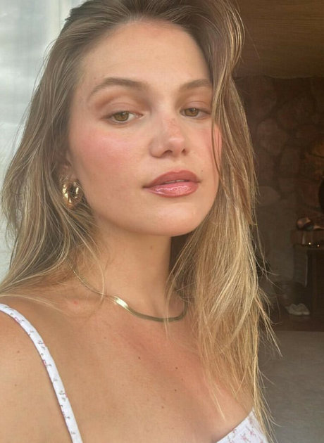 Olivia Holt art star image