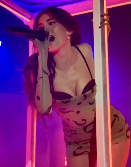 Madison Beer sexy model gallery