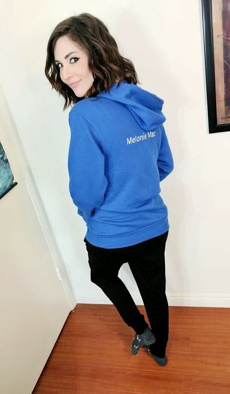 MelonieMac model perfect photos