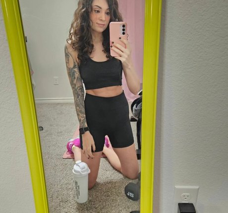 MelonieMac pornstar naked photo