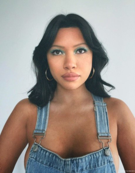 Julia Kelly perfect model pictures