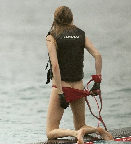 Cara Delevingne sexy model photo