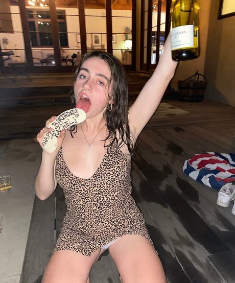 Rachel Anne Sennott star beautiful image