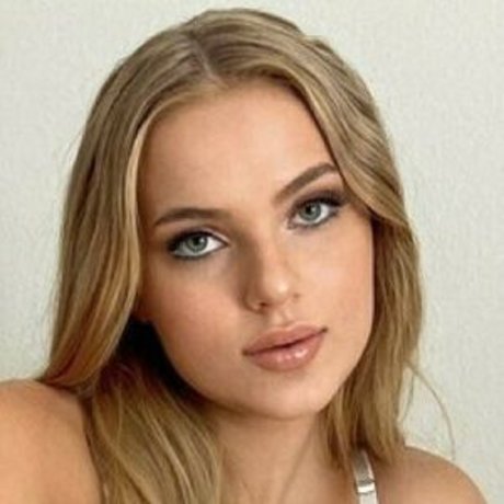 Katelyn Marelie nude pornstar photos