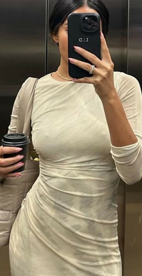 Bella Campos pretty star photo