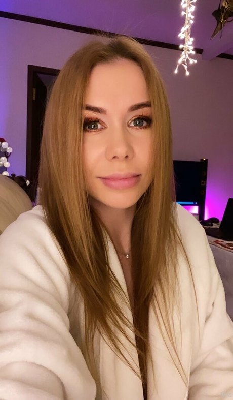 lesbian kissing onlyfans perfect pic