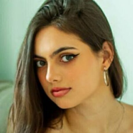 Brenda Trindade model perfect galleries