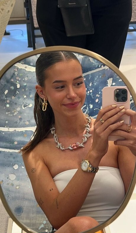 Lea Elui sex model pics