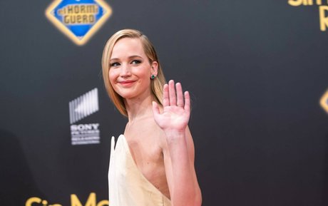 Jennifer Lawrence naked pornstar photo