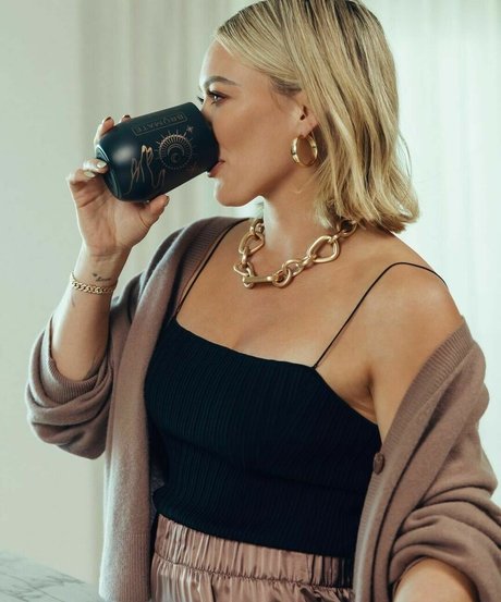 Hilary Duff nudes model image