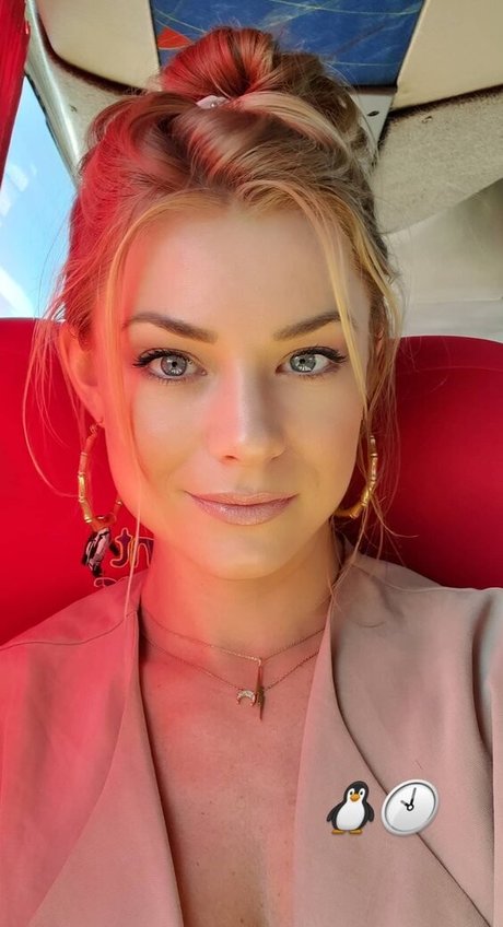 Nikki Leigh hot actress photo