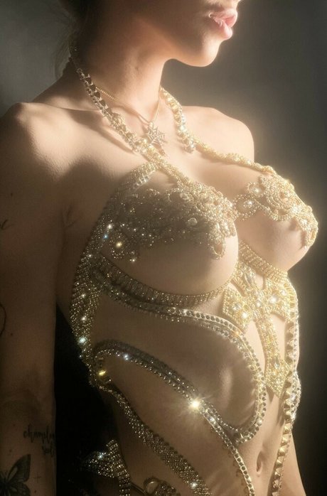 nusi quero model sexy galleries