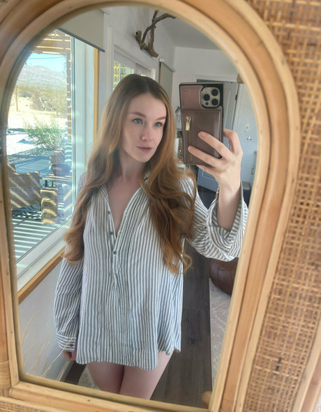 Emily Bloom sexy actress image