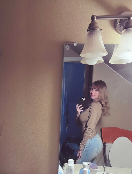 Mikahhlynn erotic model img