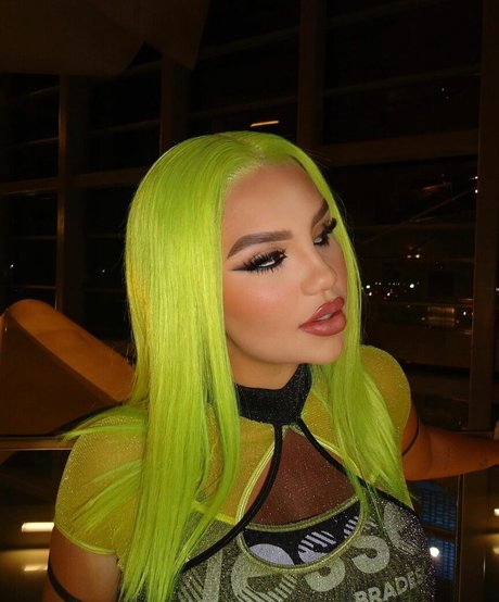 Vivi Wanderley beautiful model pic