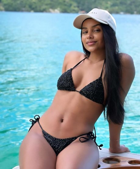 Gleici Damasceno naked model img