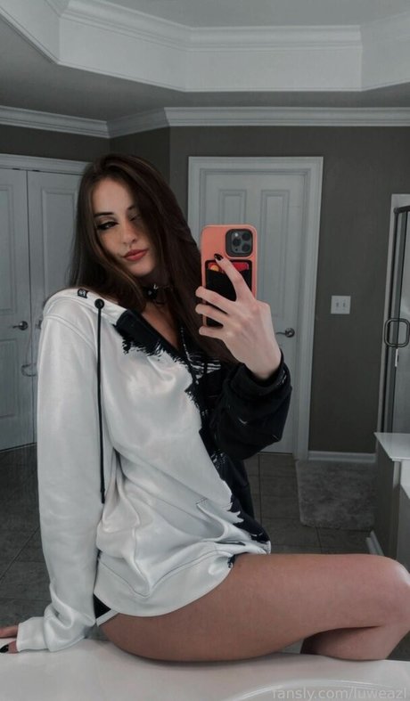 luweazl pornstar top image