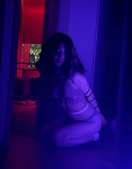 Lezzy Bunny ASMR model naked img