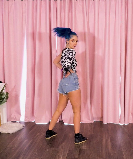 Littlesiha model naked pic