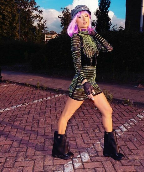 Paris Hilton erotic actress archive