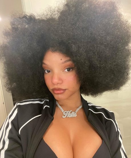 Halle Bailey hot actress photos