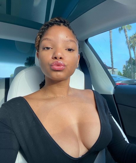 Halle Bailey nice pornstar images