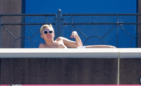 Miley Cyrus naked star picture