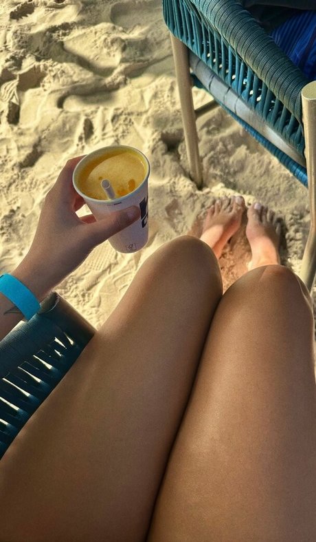 Victtoria Medeiros pretty model images