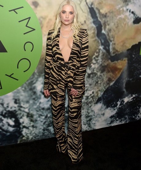 Ashley Benson xxx model photo