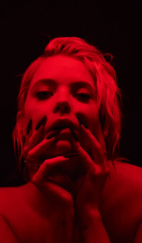 Ashley Benson model erotic pic