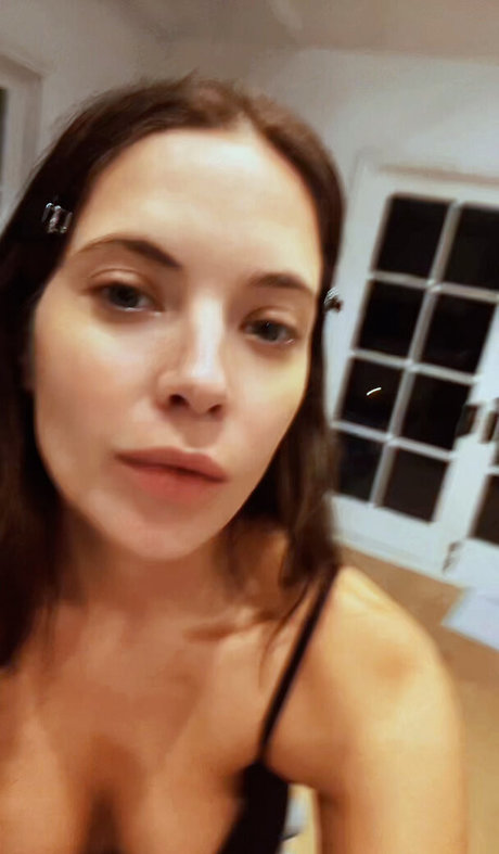 Ashley Benson sexy star img