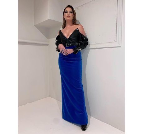 busty mom onlyfans erotic photos