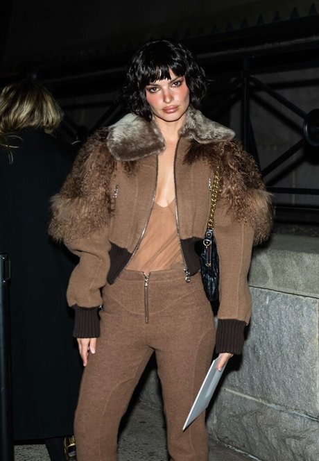 Emily Ratajkowski xxx model gallery