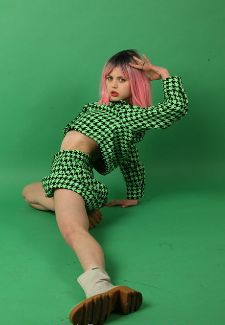 sandrateeny art model picture