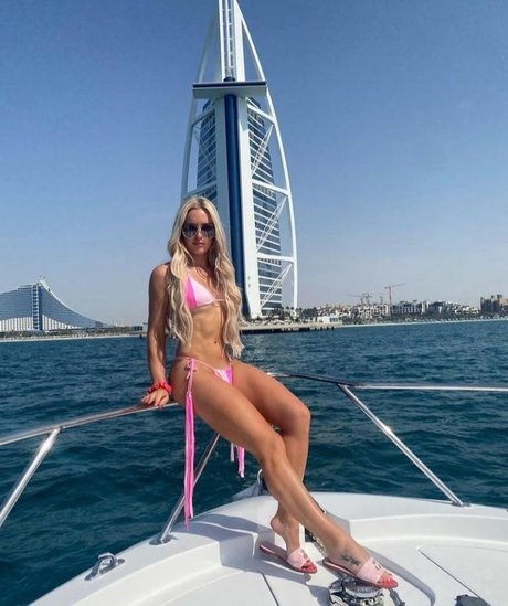 Charley Hull art model photo