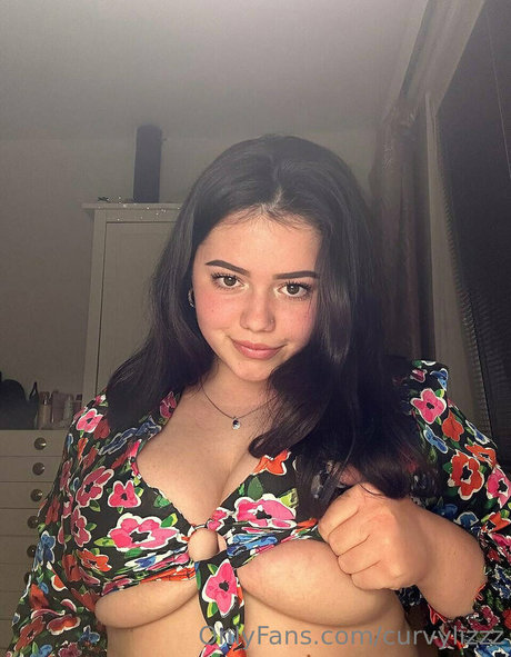 curvylizzz pornographic star picture