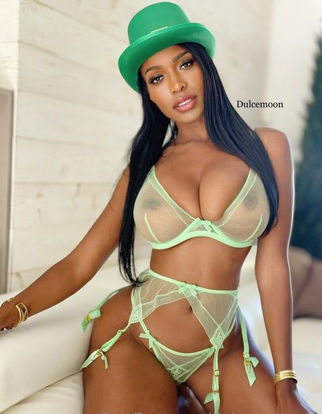 dulcemoonvip erotic model pic