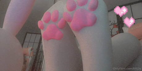 kltt3y naked model picture